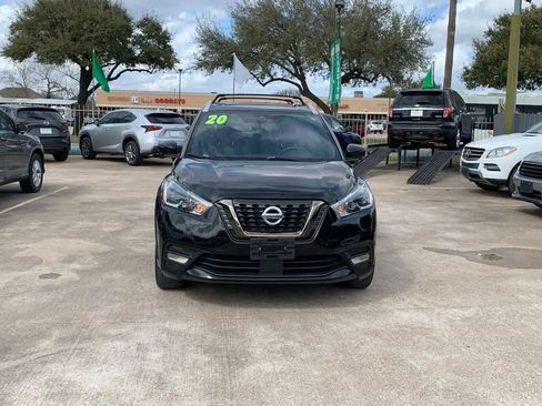 Used 2020 Nissan Kicks SR w/ SR Premium Package FWD image 2