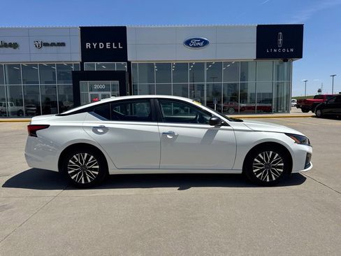 Used 2025 Nissan Altima 2.5 SV FWD image 2