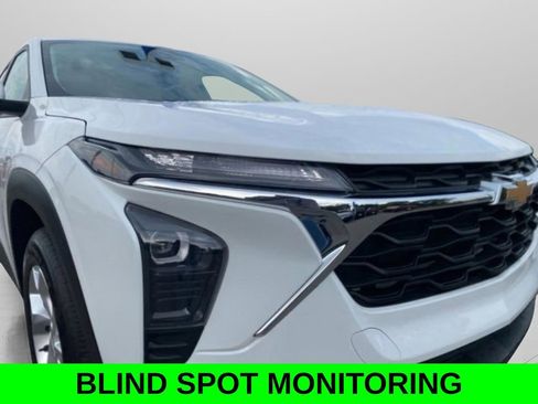 Used 2024 Chevrolet Trax LS w/ LS Convenience Package image 2