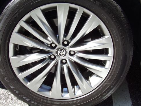 Used 2024 Toyota Highlander AWD image 17