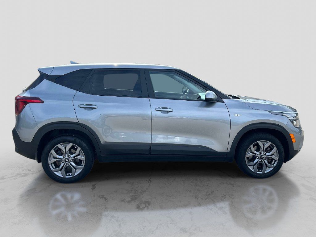 Used 2024 Kia Seltos LX AWD/4WD image 6