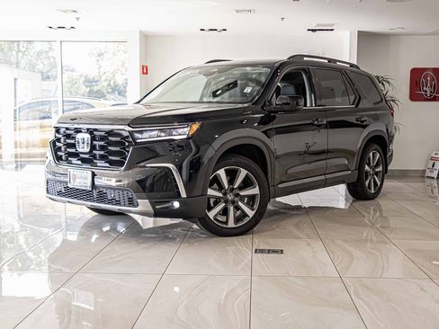 Used 2025 Honda Pilot Elite image 1