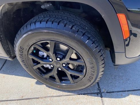 Used 2025 Jeep Grand Cherokee Altitude AWD/4WD image 32