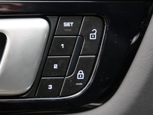 Used 2022 Porsche Cayenne Turbo image 12