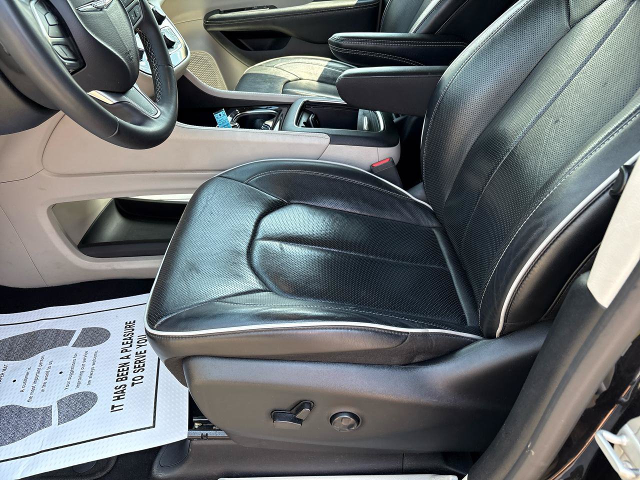 Used 2023 Chrysler Pacifica Limited FWD image 17