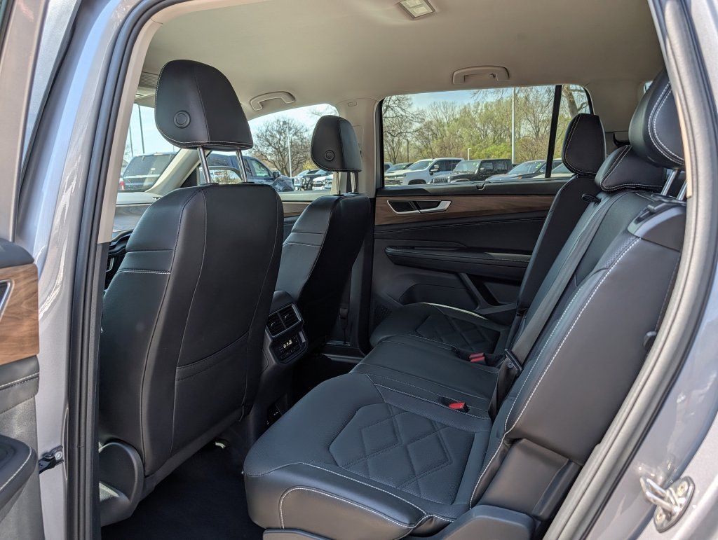 Used 2025 Volkswagen Atlas SE AWD/4WD image 29
