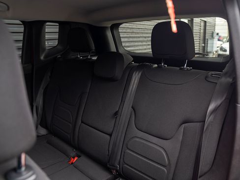 Used 2019 Jeep Renegade Latitude w/ Popular Equipment Group image 19