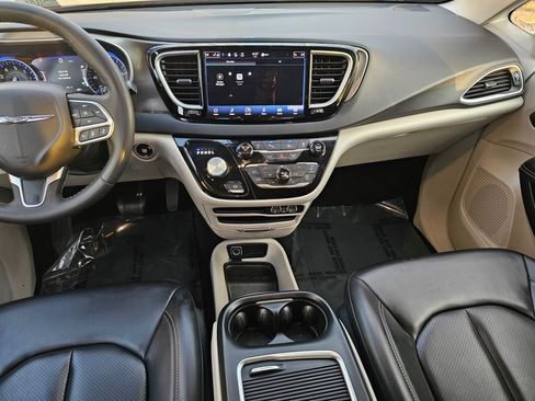 Used 2023 Chrysler Pacifica Touring-L image 17