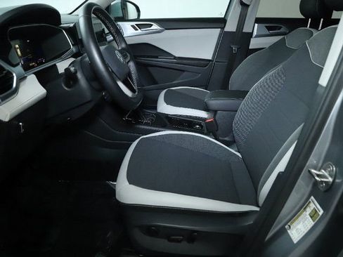 Used 2025 Volkswagen Taos SE image 19