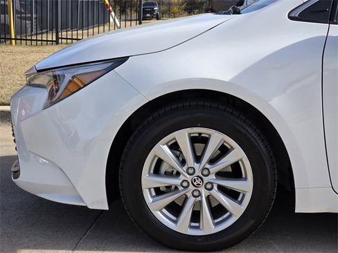 Used 2025 Toyota Corolla XLE image 5