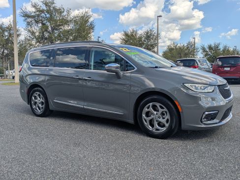 Used 2022 Chrysler Pacifica Limited image 27
