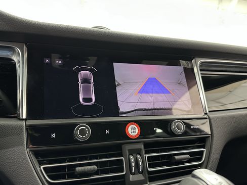 Certified 2024 Porsche Macan image 40