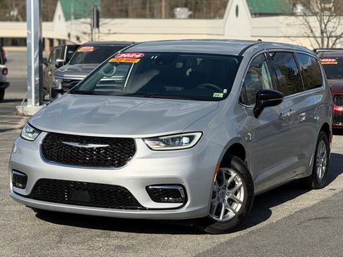 Used 2024 Chrysler Pacifica Touring-L FWD image 1