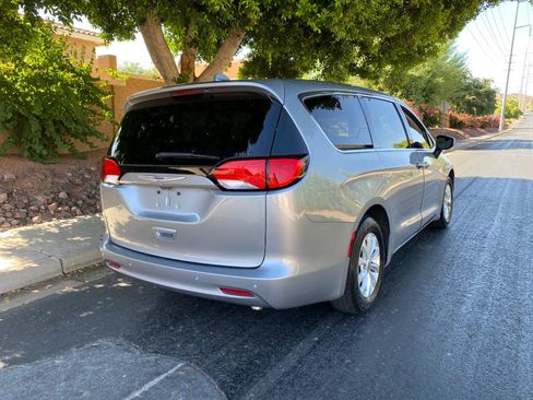 Used 2019 Chrysler Pacifica LX w/ Tire & Wheel Group FWD image 6