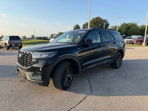 Used 2025 Ford Explorer ST-Line w/ ST-Line Street Pack AWD/4WD image 7
