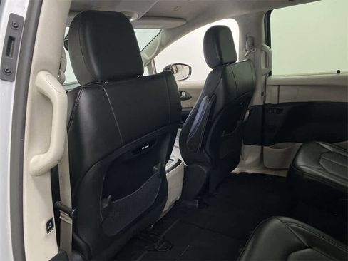 Used 2024 Chrysler Pacifica Touring-L image 15