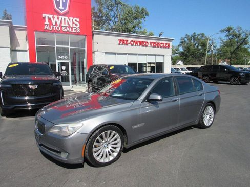 Used 2009 BMW 750i image 2