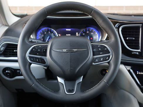 Used 2022 Chrysler Pacifica Limited FWD image 33