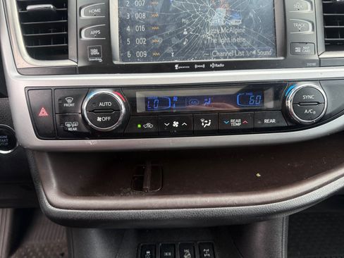 Used 2018 Toyota Highlander Limited AWD/4WD image 12