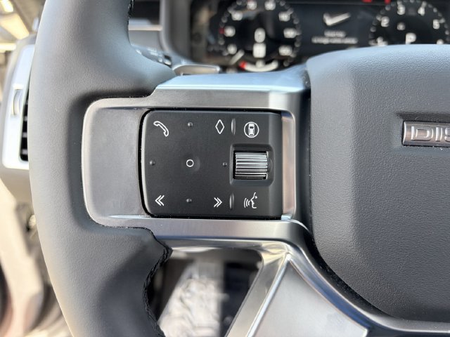 Used 2025 Land Rover Discovery S AWD/4WD image 8