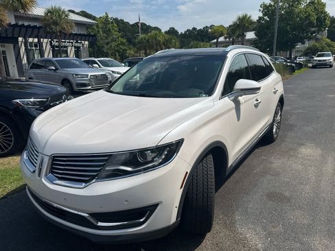 Used 2017 Lincoln MKX Reserve w/ Driver Assistance Package FWD image 2