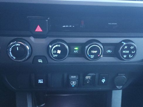 Used 2018 Toyota Tacoma TRD Sport image 24