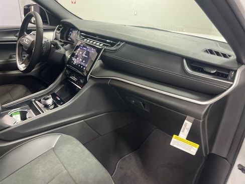 New 2025 Jeep Grand Cherokee 4WD image 24