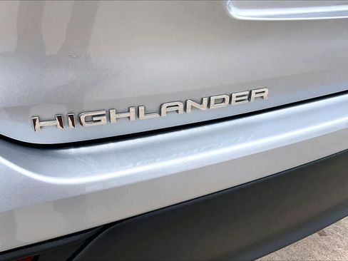 Used 2022 Toyota Highlander XLE FWD image 31
