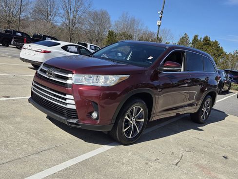 Used 2017 Toyota Highlander XLE image 3