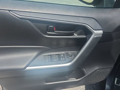 Used 2019 Toyota RAV4 LE FWD image 16