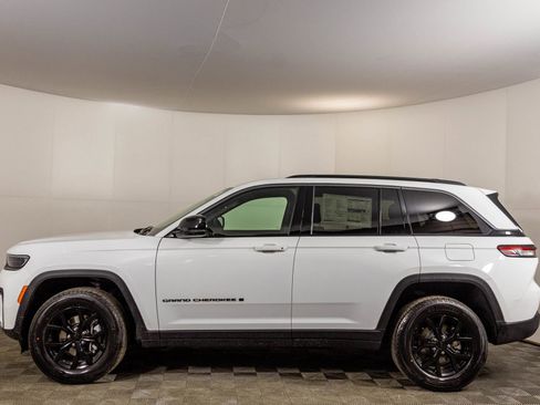 New 2026 Jeep Grand Cherokee Altitude image 18
