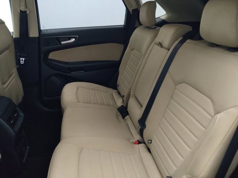 Used 2019 Ford Edge SE FWD image 18