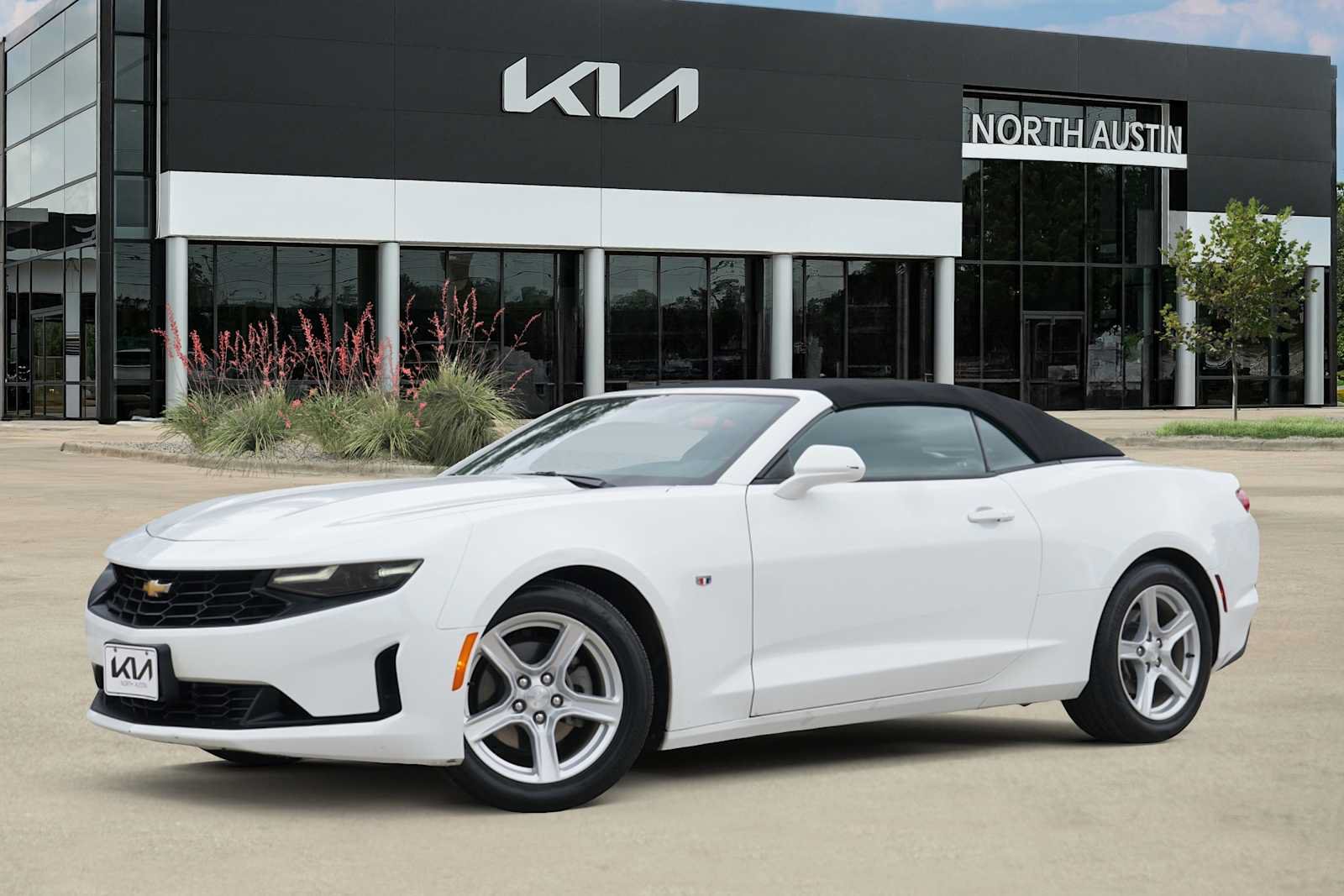 Used 2023 Chevrolet Camaro LT RWD image 1