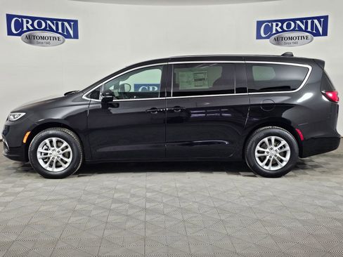 New 2026 Chrysler Pacifica Select AWD/4WD image 2