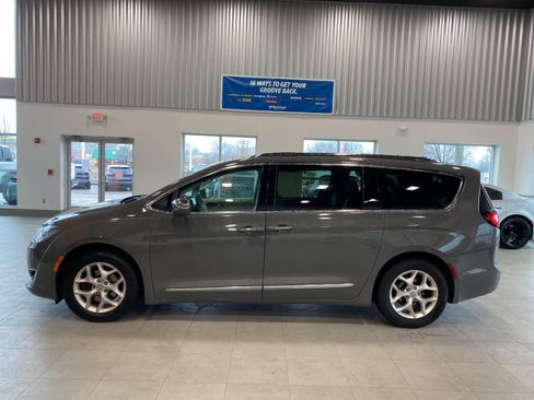 Used 2020 Chrysler Pacifica Limited image 3