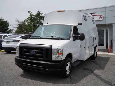 Used 2018 Ford E-450 and Econoline 450 Super Duty RWD image 1