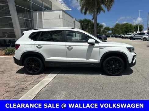Certified 2024 Volkswagen Taos SE w/ Black Wheel Package FWD image 6