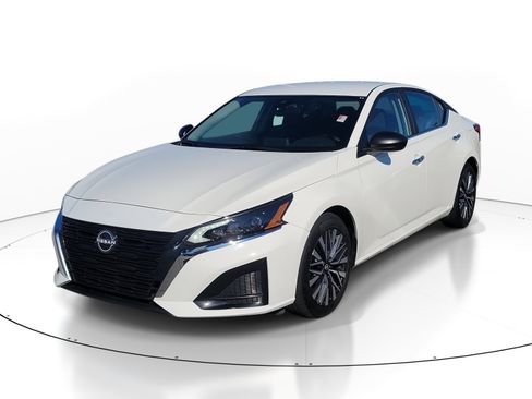 Used 2025 Nissan Altima 2.5 SV image 3