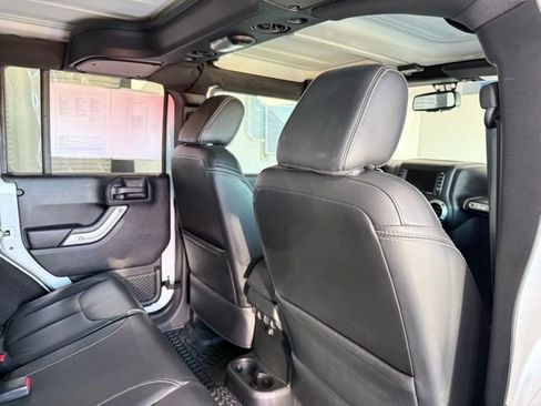 Used 2018 Jeep Wrangler Unlimited Rubicon w/ Connectivity Group image 21