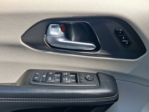 Used 2024 Chrysler Pacifica Touring-L FWD image 25