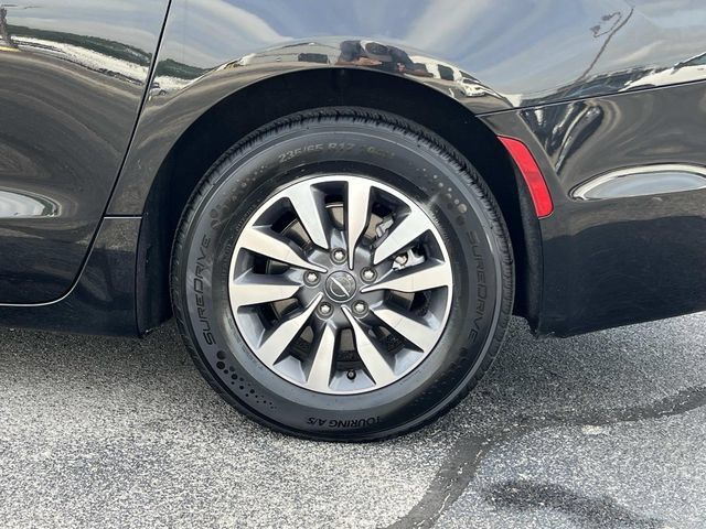 Used 2023 Chrysler Pacifica Touring-L FWD image 14