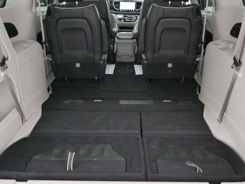 Used 2024 Chrysler Pacifica Limited image 14