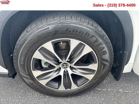 Used 2022 Toyota Highlander XLE AWD/4WD image 25