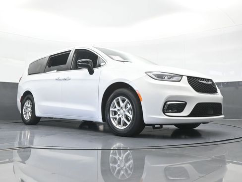 Used 2025 Chrysler Pacifica Select FWD image 57