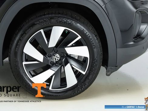 Used 2025 Volkswagen Atlas Cross Sport SE w/ Panoramic Sunroof Package image 14