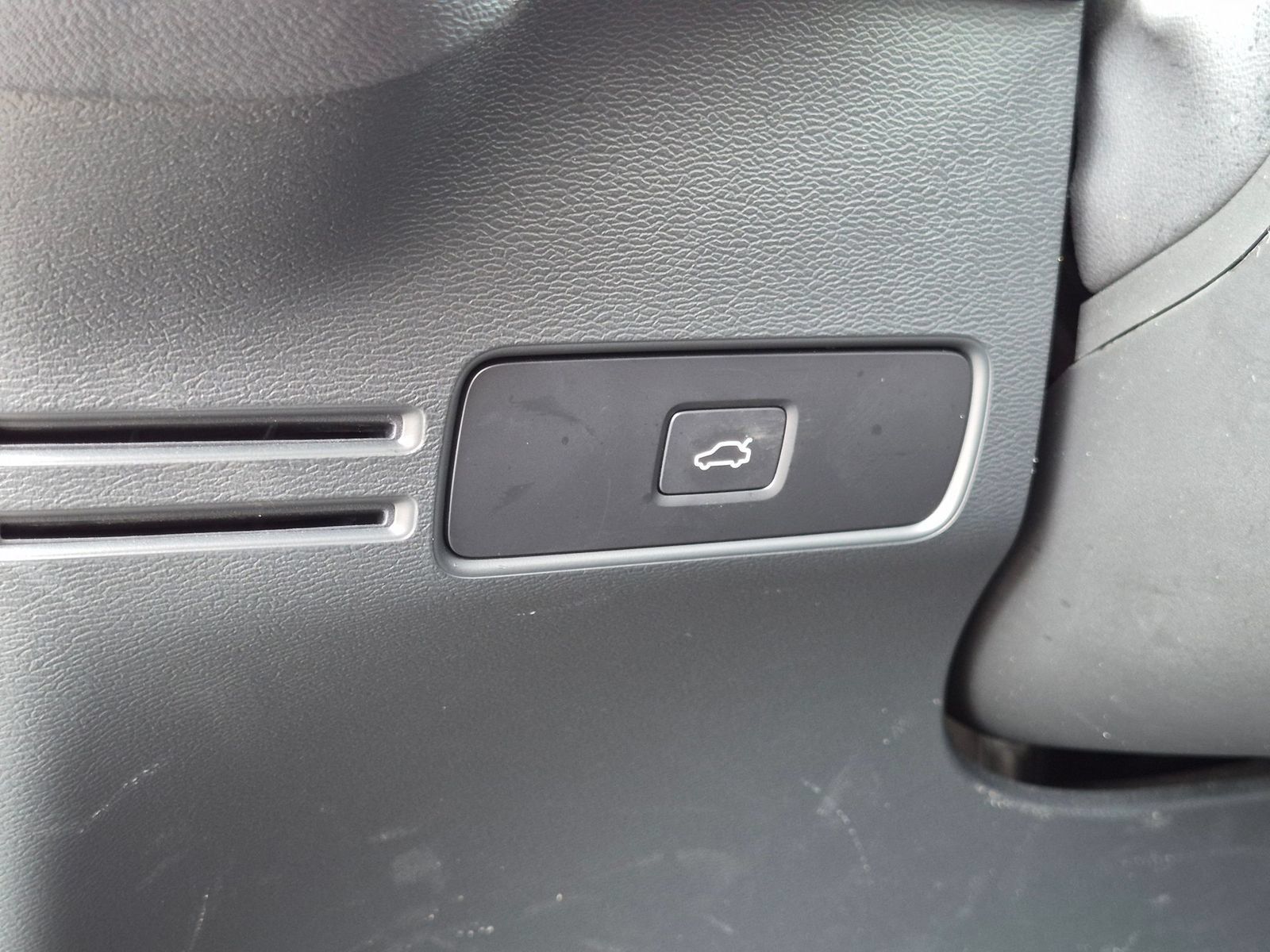 Used 2023 Volvo C40 P8 Recharge Ultimate w/ Protection Package Premier AWD/4WD image 17