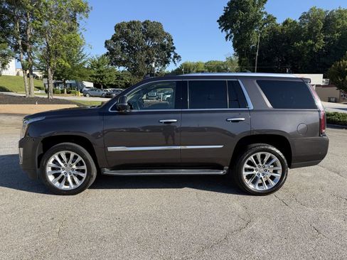 Used 2017 Cadillac Escalade Luxury AWD/4WD image 2
