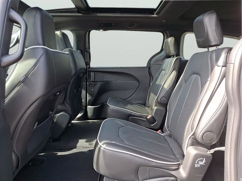 New 2026 Chrysler Pacifica Limited image 5