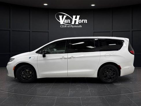 Used 2024 Chrysler Pacifica Select image 12