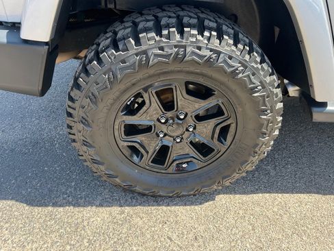 Used 2018 Jeep Wrangler Unlimited Sahara w/ Connectivity Group AWD/4WD image 40